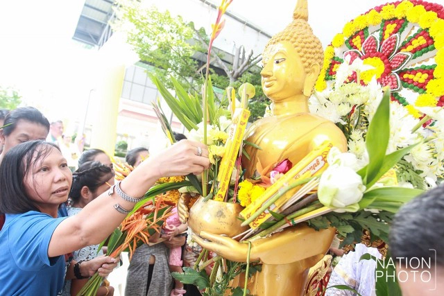 ตักบาตรดอกไม้ ณ วัดบางโฉลงใน จ.สมุทรปราการ