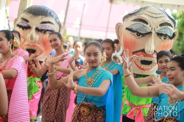 ตักบาตรดอกไม้ ณ วัดบางโฉลงใน จ.สมุทรปราการ