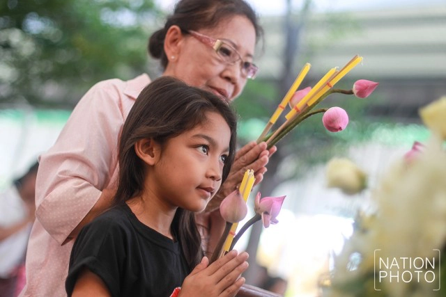 ตักบาตรดอกไม้ ณ วัดบางโฉลงใน จ.สมุทรปราการ