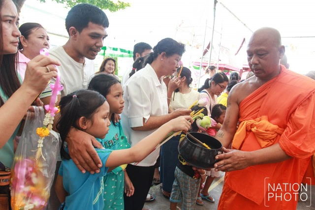 ตักบาตรดอกไม้ ณ วัดบางโฉลงใน จ.สมุทรปราการ