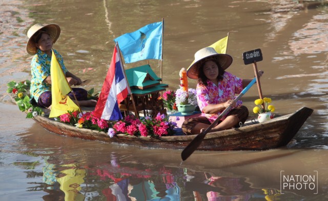 ชาวบ้านริมคลองลาดชะโด พายเรือร่วมขบวนแห่เทียนพรรษาทางน้ำ