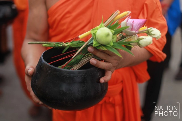 ตักบาตรดอกไม้ ณ วัดบางโฉลงใน จ.สมุทรปราการ