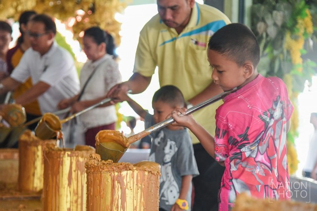 พุทธศาสนิกชน ร่วมทำบุญวันอาสาฬหบูชา หล่อเทียนวันเข้าพรรษา
