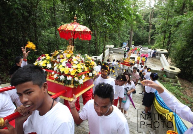 พิธีเชิญพระบรมสารีริกธาตุขึ้นสู่พระบรมธาตุ