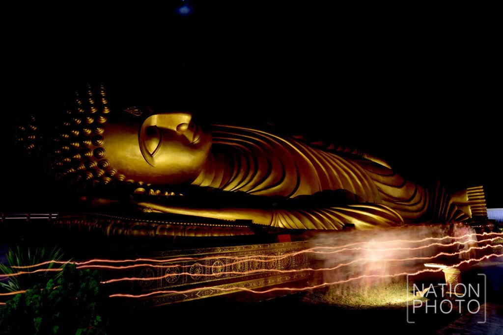 เวียนเทียนรอบพระนอน วัดแหลมพ้อ เกาะยอ จ.สงขลา