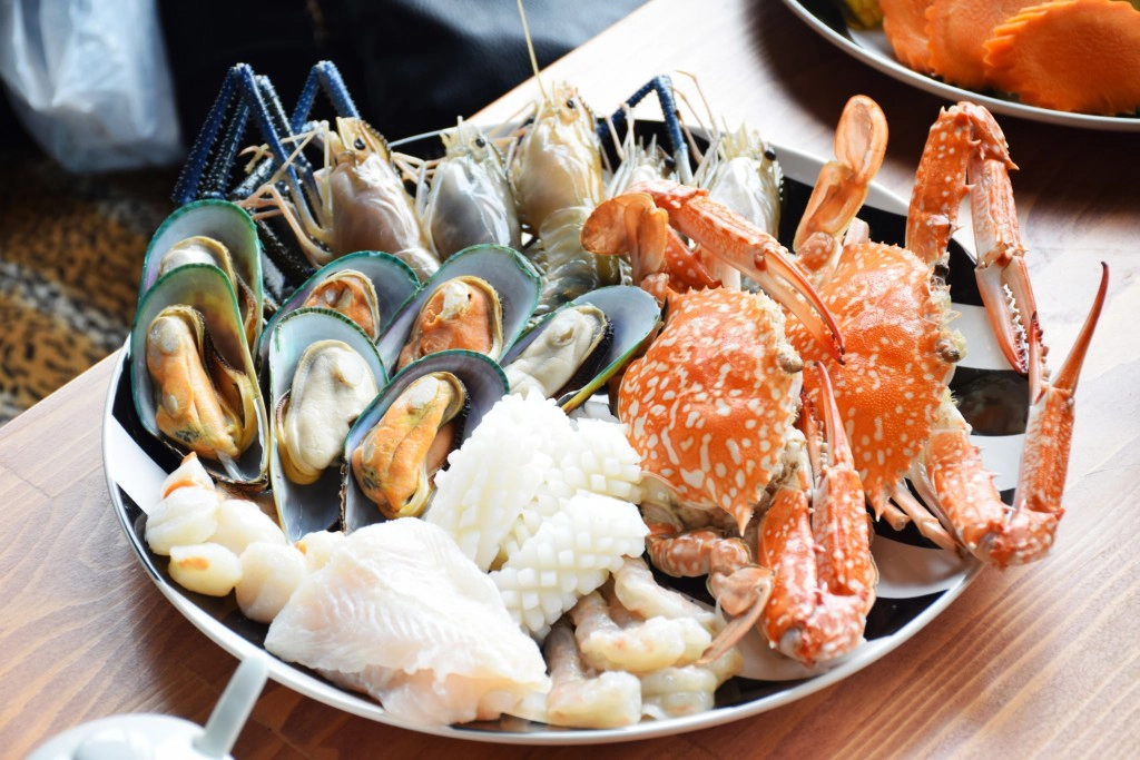 อร่อยปักหมุด : ร้าน howzit cafe & eatery หม้อไฟต้มยำมันกุ้ง รามคำแหง 24