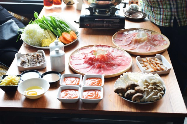 อร่อยปักหมุด : ร้าน howzit cafe & eatery หม้อไฟต้มยำมันกุ้ง รามคำแหง 24