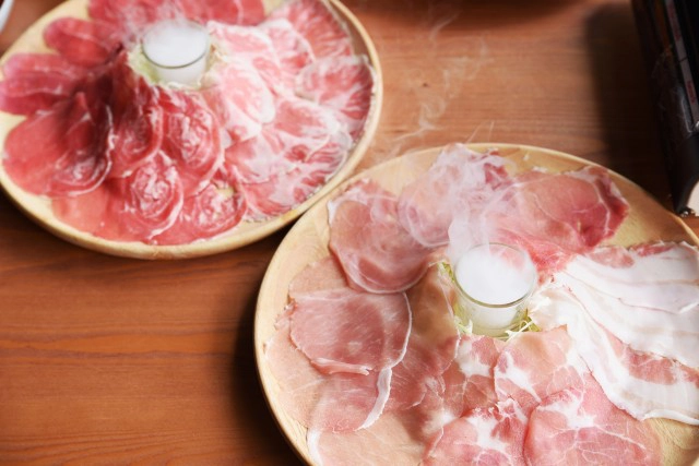 อร่อยปักหมุด : ร้าน howzit cafe & eatery หม้อไฟต้มยำมันกุ้ง รามคำแหง 24