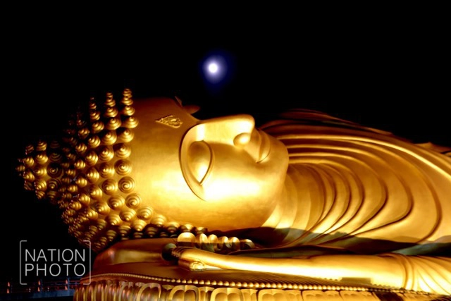 เวียนเทียนรอบพระนอน วัดแหลมพ้อ เกาะยอ จ.สงขลา