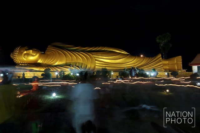 เวียนเทียนรอบพระนอน วัดแหลมพ้อ เกาะยอ จ.สงขลา