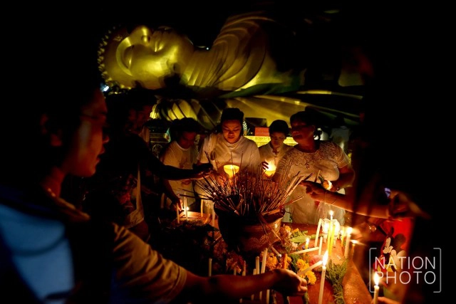 เวียนเทียนรอบพระนอน วัดแหลมพ้อ เกาะยอ จ.สงขลา