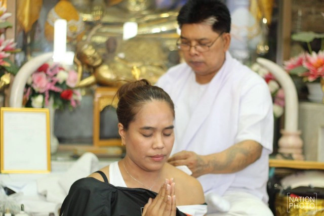 "อรอุมา" สักยันต์ 5 แถวเสริมมงคล ก่อนทำธุรกิจส่วนตัว