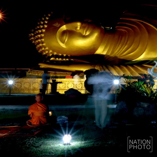 เวียนเทียนรอบพระนอน วัดแหลมพ้อ เกาะยอ จ.สงขลา