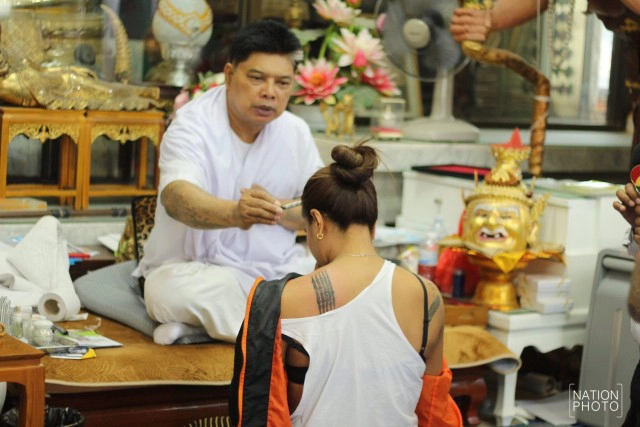 "อรอุมา" สักยันต์ 5 แถวเสริมมงคล ก่อนทำธุรกิจส่วนตัว