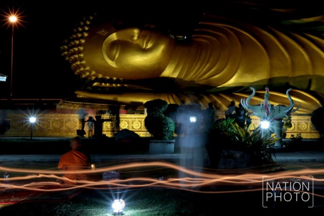 เวียนเทียนรอบพระนอน วัดแหลมพ้อ เกาะยอ จ.สงขลา