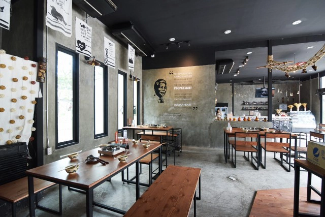 อร่อยปักหมุด : ร้าน howzit cafe & eatery หม้อไฟต้มยำมันกุ้ง รามคำแหง 24