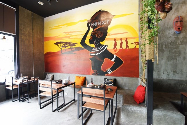 อร่อยปักหมุด : ร้าน howzit cafe & eatery หม้อไฟต้มยำมันกุ้ง รามคำแหง 24