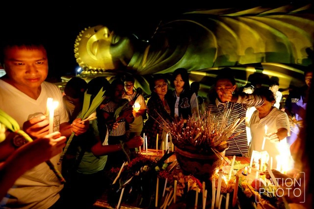 เวียนเทียนรอบพระนอน วัดแหลมพ้อ เกาะยอ จ.สงขลา