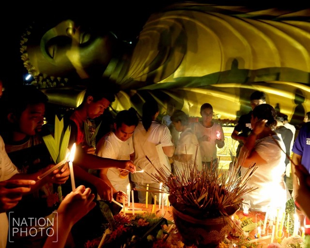 เวียนเทียนรอบพระนอน วัดแหลมพ้อ เกาะยอ จ.สงขลา