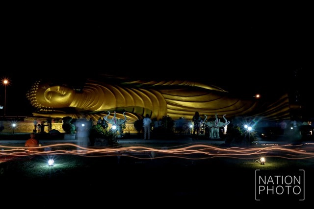 เวียนเทียนรอบพระนอน วัดแหลมพ้อ เกาะยอ จ.สงขลา