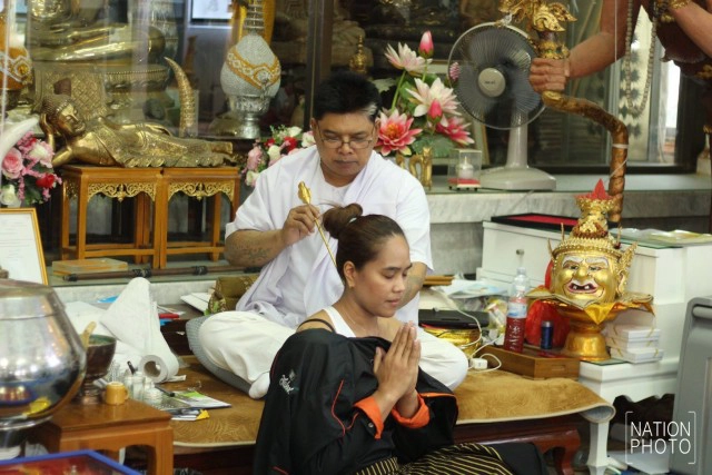 "อรอุมา" สักยันต์ 5 แถวเสริมมงคล ก่อนทำธุรกิจส่วนตัว