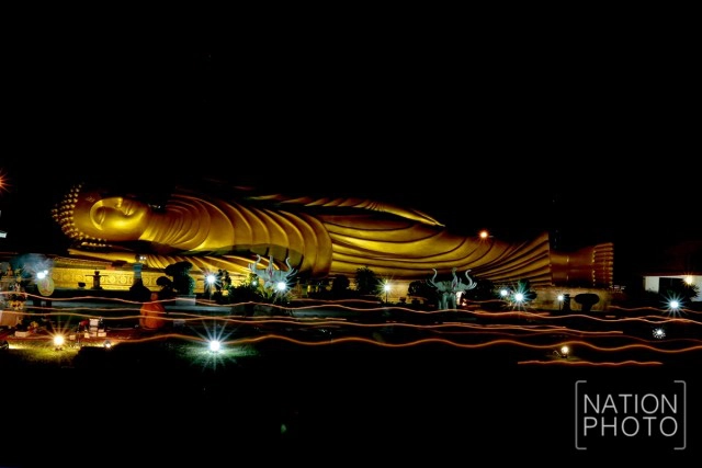 เวียนเทียนรอบพระนอน วัดแหลมพ้อ เกาะยอ จ.สงขลา