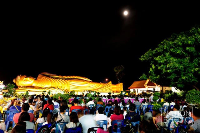 เวียนเทียนรอบพระนอน วัดแหลมพ้อ เกาะยอ จ.สงขลา