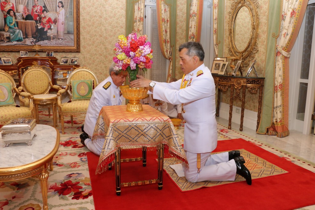 สมเด็จพระบรมฯ ทรงรับแจกันดอกไม้พระราชทานของในหลวง-พระราชินี เนื่องในโอกาสทรงเจริญพระชนมายุ ๖๔ พรรษา สมเด็จพระบรมฯ ทรงรับแจกันดอกไม้พระราชทานของในหลวง-พระราชินี เนื่องในโอกาสทรงเจริญพระชนมายุ ๖๔ พรรษา