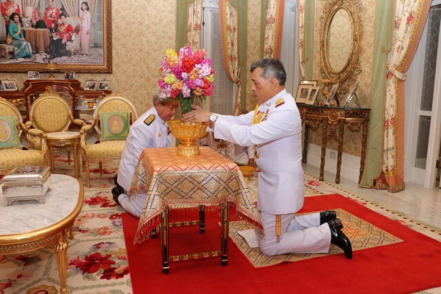 สมเด็จพระบรมฯ ทรงรับแจกันดอกไม้พระราชทานของในหลวง-พระราชินี เนื่องในโอกาสทรงเจริญพระชนมายุ ๖๔ พรรษา