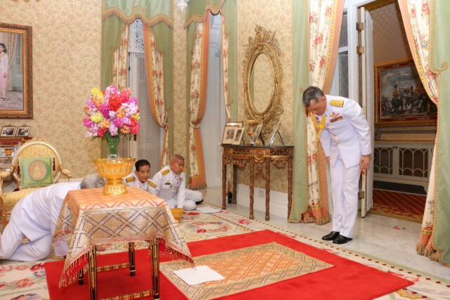 สมเด็จพระบรมฯ ทรงรับแจกันดอกไม้พระราชทานของในหลวง-พระราชินี เนื่องในโอกาสทรงเจริญพระชนมายุ ๖๔ พรรษา