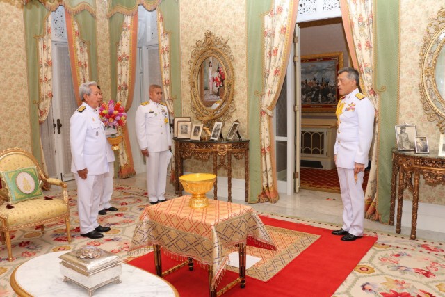 สมเด็จพระบรมฯ ทรงรับแจกันดอกไม้พระราชทานของในหลวง-พระราชินี เนื่องในโอกาสทรงเจริญพระชนมายุ ๖๔ พรรษา