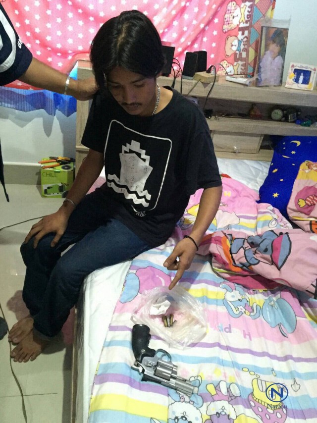 จับพี่น้องวัยโจ๋โชว์กร่าง! โพสต์เฟสบุ๊คขู่เพื่อนร่วมสถาบัน เจอหน้าคว้าปืนทุบหัว เกิดลั่นกลางโรงอาหาร