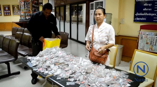 ตร.รวบหนุ่มใหญ่ทุบตู้ร้านเลี่ยมพระ
ลักสร้อย-กรอบพระ มูลค่ากว่าแสนบาท