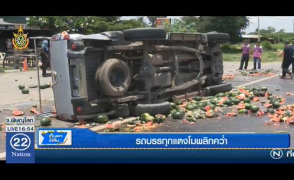 รถบรรทุกแตงโมพลิกคว่ำ