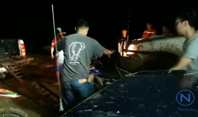 10 นักขี่รถวิบากเที่ยวป่าลึก
เจอน้ำป่าซัดจมโคลน จนท.ลุยช่วยออกมาได้