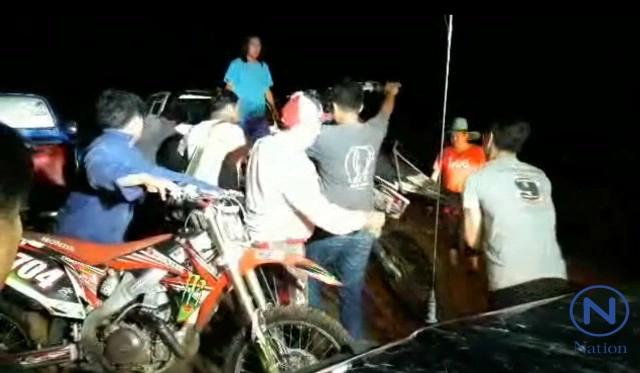 10 นักขี่รถวิบากเที่ยวป่าลึก
เจอน้ำป่าซัดจมโคลน จนท.ลุยช่วยออกมาได้