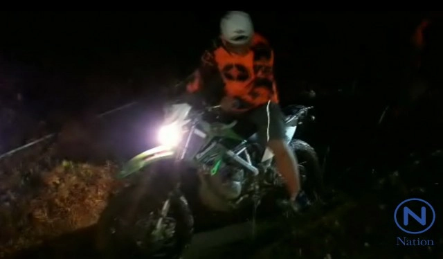 10 นักขี่รถวิบากเที่ยวป่าลึก
เจอน้ำป่าซัดจมโคลน จนท.ลุยช่วยออกมาได้