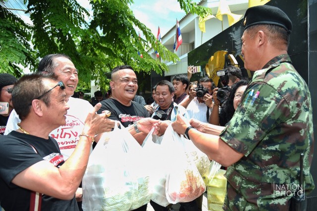 แกนนำนปช.ตบเท้า! บุกมทบ.11 เยี่ยมทัศนีย์ บูรณุปกรณ์