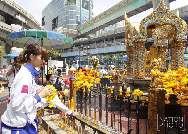 ทัพนักกีฬาเทควันโด้ชุดลุยโอลิมปิก เข้าขอพรที่ศาลท้าวมหาพรหม