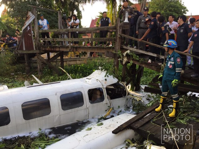 ภาพชุด ระทึก! เครื่องบินเล็กตกในคลอง เขตหนองจอก