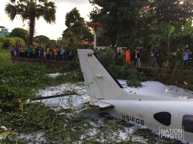 เครื่องบินเล็กตกแถววัดลำพะอง เขตหนองจอก เบื้องต้นเจ็บ 4  รายเสียชีวิต 1