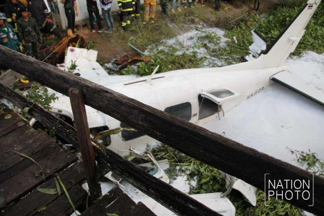 เครื่องบินเล็กตกคลองย่านลำผักชี  นักบินดับคาที่
ผช.นักบิน-ผู้โดยสาร-ชาวบ้าน เจ็บ 5 ราย