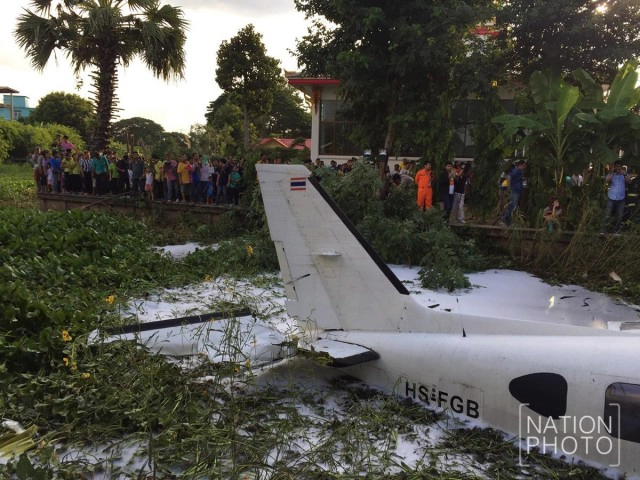 ภาพชุด ระทึก! เครื่องบินเล็กตกในคลอง เขตหนองจอก