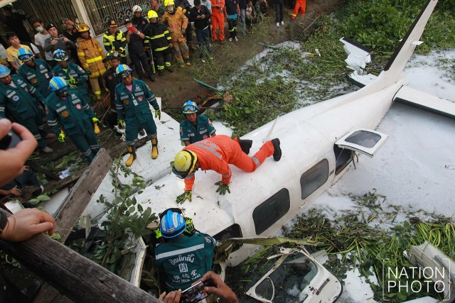 เครื่องบินเล็กตกคลองย่านลำผักชี  นักบินดับคาที่
ผช.นักบิน-ผู้โดยสาร-ชาวบ้าน เจ็บ 5 ราย