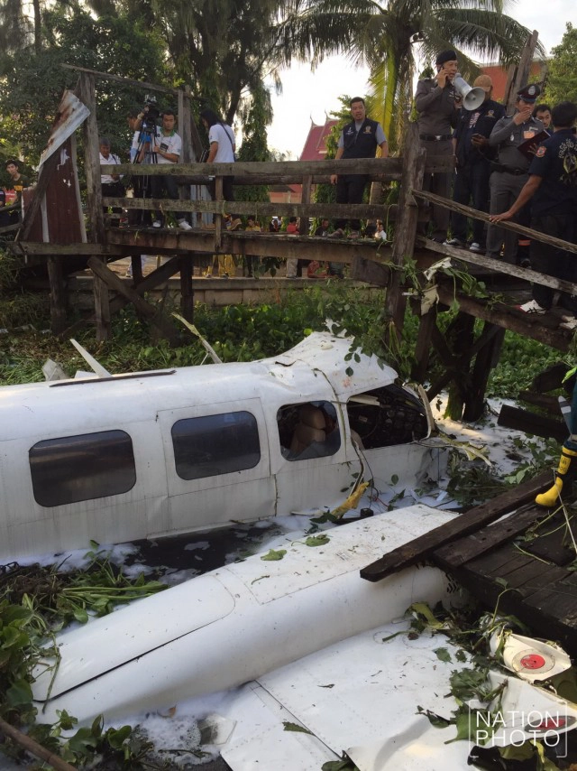 เครื่องบินเล็กตกแถววัดลำพะอง เขตหนองจอก เบื้องต้นเจ็บ 4  รายเสียชีวิต 1