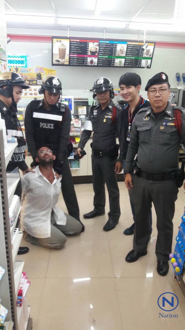 หนุ่มใหญ่โปแลนด์เมา ฉุนจัด!เดินซื้อเหล้าทุกร้านไม่ขาย
บุกเซเว่นฯขโมยเหล้า-พังร้านยับ