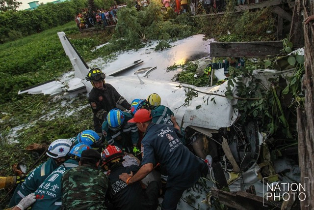 เครื่องบินเล็กตกคลองย่านลำผักชี  นักบินดับคาที่
ผช.นักบิน-ผู้โดยสาร-ชาวบ้าน เจ็บ 5 ราย