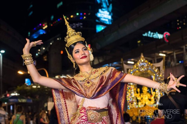 "น้ำตาล" ชลิตา รำแก้บนถวายท้าวมหาพรหม หลังคว้ามงกุฎ  Miss Universe Thailand 2016