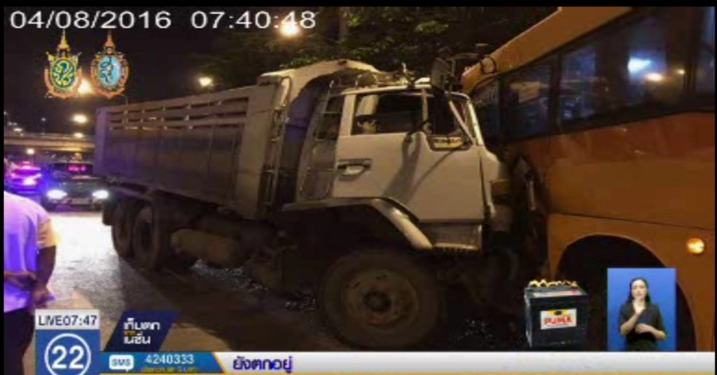 10 ล้อซิ่งชนรถเมล์ ก่อนเสยท้ายแท็กซี่พังยับ