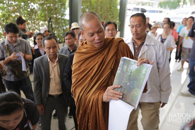 "พุทธะอิสระ" หอบเอกสารแจงตร. หลังถูกแจ้งจับรุกป่า